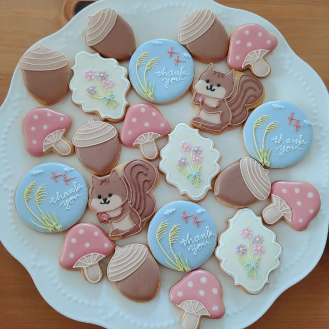 昨日ガレさんに納品しました✨⁡
⁡よろしくお願いいたします😊⁡
⁡⁡
⁡いつもは好きな焼き菓子選ぶけど、3枚目のように最初から花束になってるのもオススメ💐⁡
⁡⁡
⁡
⁡
#ガレドゥワタナベ 
✳焼き菓子専門店Galle de watanabe
(愛知県江南市小折町八反畑８)

🌼🌼
#扶桑 #犬山 #江南 #小牧 #各務ヶ原 #天然色素アイシングクッキー 
#天然着色料  #手土産 #アイシングクッキー教室 
#アイシング #アイシングクッキー  #ロイヤルアイシング  #クッキー  #ノベルティ  #プチギフト #プレゼント 
#cokkie #icing #royalicing #icingcookies
#jolisfils⁡⁡
⁡