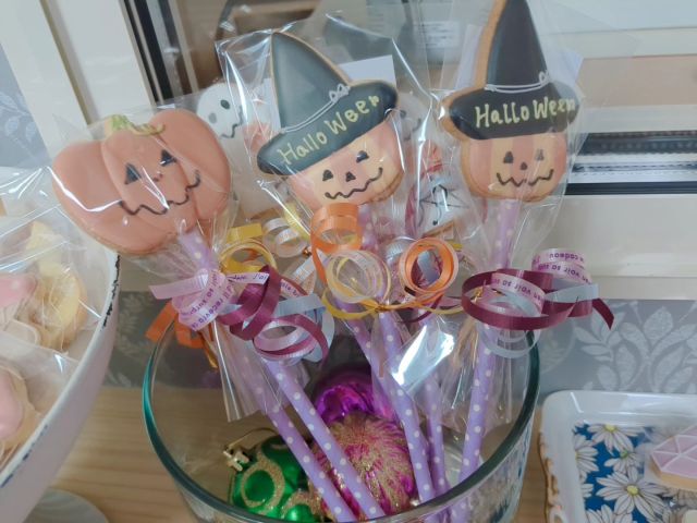 10月です🎃⁡
⁡#ハロウィンクッキー 👻⁡
⁡バラマキ用にミニサイズも🎃🍫🍪🍩🍭🍬👻⁡
⁡⁡
⁡⁡
⁡⁡#秋クッキー ⁡
⁡
10月⁡
木曜日金曜日⁡
⁡10:00-16:00⁡
⁡土曜日⁡
⁡10:00-12:00⁡
⁡(詳細はストーリーでご確認ください)⁡
扶桑町南山名森32-1
googleマップで出ます🚗 ³₃
工房の前に2台停めれます
※15時以降は通学路になるので気をつけて来てください🙏

1人でやってる小さなお店になります✿
作業しながらの対応になりますが、よろしくお願いします✨️

🌼🌼
#扶桑 #犬山 #江南 #小牧 #各務ヶ原 #天然色素アイシングクッキー 
#天然着色料  #手土産 #アイシングクッキー教室 
#アイシング #アイシングクッキー  #ロイヤルアイシング  #クッキー  #ノベルティ  #プチギフト #プレゼント 
#cokkie #icing #royalicing #icingcookies
#jolisfils⁡⁡
⁡⁡
⁡⁡
