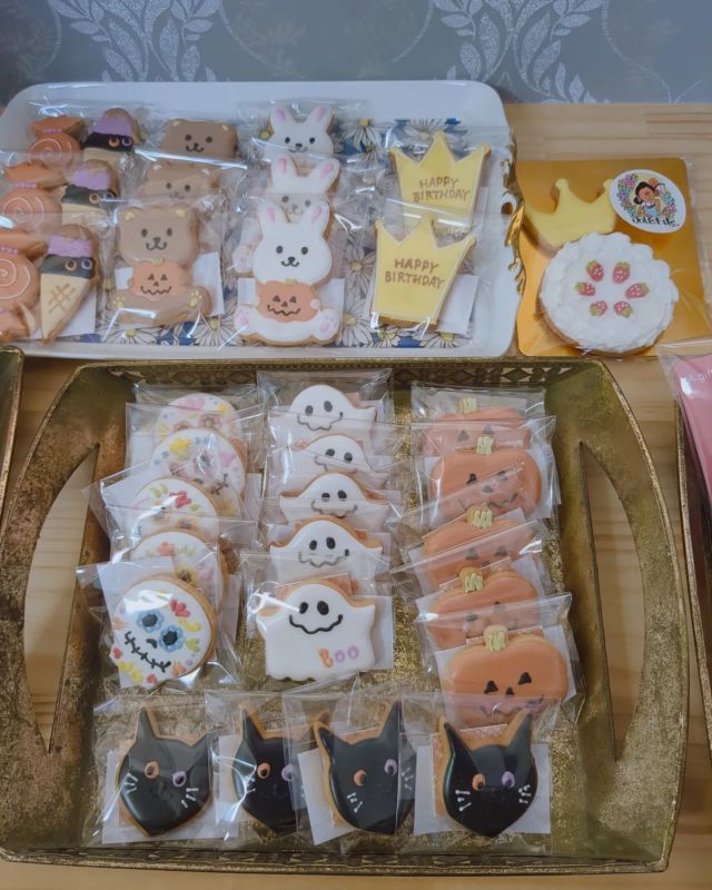 #ハロウィンクッキー ミニサイズも人気です🎃👻🎃✨⁡
⁡バラマキ用に1つずつラッピングしてます🥰⁡
⁡⁡
⁡今週もよろしくお願いいたします✨⁡
⁡⁡
⁡⁡#ハロウィン 
⁡⁡#秋クッキー ⁡
⁡
10月⁡
木曜日金曜日⁡
⁡10:00-16:00⁡
⁡土曜日⁡
⁡10:00-12:00⁡
⁡(詳細はストーリーでご確認ください)⁡
扶桑町南山名森32-1
googleマップで出ます🚗 ³₃
工房の前に2台停めれます
※15時以降は通学路になるので気をつけて来てください🙏

1人でやってる小さなお店になります✿
作業しながらの対応になりますが、よろしくお願いします✨️

🌼🌼
#扶桑 #犬山 #江南 #小牧 #各務ヶ原 #天然色素アイシングクッキー 
#天然着色料  #手土産 #アイシングクッキー教室 
#アイシング #アイシングクッキー  #ロイヤルアイシング  #クッキー  #ノベルティ  #プチギフト #プレゼント 
#cokkie #icing #royalicing #icingcookies
#jolisfils⁡⁡
⁡⁡
⁡⁡