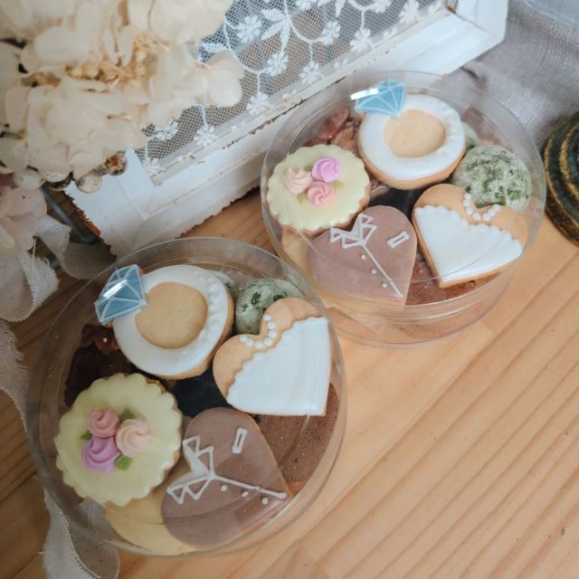 #クッキー缶
#プチギフト 💐
記録用✨

年内オーダーいっぱいになりました🙏
たくさんありがとうございます✨

2月3月も少しずつ問い合わせや予約が入ってきてます。
ご相談やご予約は早めにお願いします🙏

⁡𖤣𖥧𖥣𖡡𖥧𖤣
⁡⁡⁡
オールグルテンフリー⁡⁡
⁡天然色素・フードパウダーで色付け⁡

工房販売お休み中🙏
12月から再開予定✨
⁡⁡
⁡𖤣𖥧𖡼.𖤣𖥧
⁡⁡
⁡🌼🌼
#扶桑 #犬山 #江南 #小牧 #各務ヶ原 #天然色素アイシングクッキー #米粉クッキー #米粉アイシングクッキー 
#天然着色料  #手土産 #アイシングクッキー教室 
#アイシング #アイシングクッキー  #ロイヤルアイシング  #クッキー  #ノベルティ  #プチギフト #プレゼント 
#cokkie #icing #royalicing #icingcookies
#jolisfils⁡⁡⁡
⁡