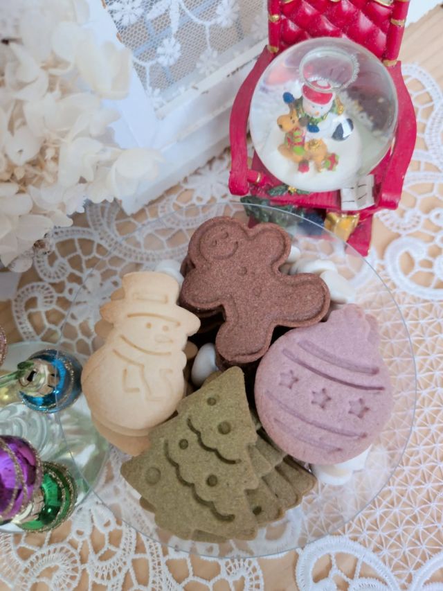 ⁡先日、ストーリーでお伝えした、⁡
⁡米粉クッキーのレシピの販売になります😊⁡
⁡
⁡⁡
⁡⁡＼口当たりなめらかなしっとり米粉クッキー／
9年目になる JolisFilsオリジナルレシピになります🍪

実際に米粉アイシングクッキーで使っているレシピになります✨

JolisFils は【すべての子供たちへ】という意味があり、
忙しい中でも少しでも親子で一緒に楽しんでほしいという想いから、
クリスマス時期に米粉クッキーレシピをお届けすることにしました👩🏻🎄👧⁡
⁡一緒に楽しんでください✨

🎅🏻オンラインになり、好きな時に作っていただけます
🎅🏻フードプロセッサーを使えば、5分で生地が完成します
🎅🏻しっとりした生地になるのは、あの材料です!!

クリスマス時期の型抜きクッキーだけではなく、
タルト生地やアイスボックスクッキーにもなり、幅広く作っていただけます✨

JolisFilsクッキー缶にも入っているものになります。

https://JolisFils.thebase.in/items/127713001
⁡Topにリンクあります↑
⁡⁡
⁡
期間限定価格
12/8（月）～12/14（日）まで：5000円
通常価格　
12/15（月）以降：6500円

になります。⁡
⁡⁡
⁡⁡⁡
⁡この機会に是非、ご利用ください🎁✨⁡
⁡⁡
⁡⁡
⁡#米粉クッキー⁡
⁡#米粉アイシングクッキー 
⁡